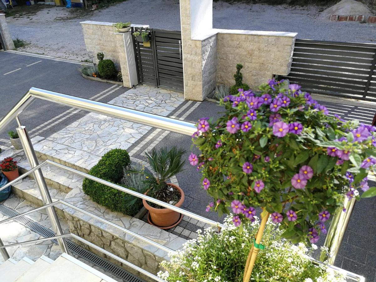 Apartmani Ban Omisalj ภายนอก รูปภาพ